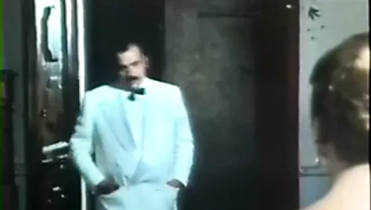 Senta Berger раздевается до бюстье и чулок, фильм 1976