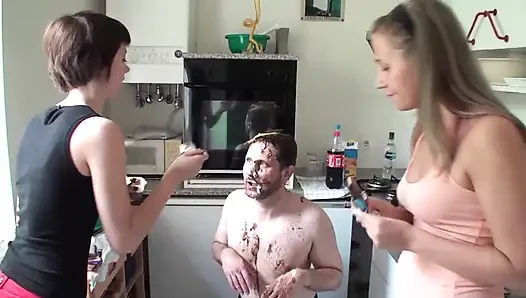 Junge damen spielen mit ihrem sklaven in der küche