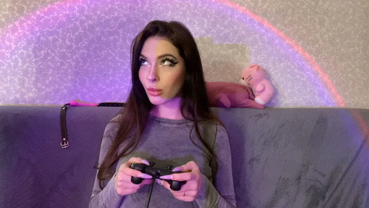 Streamer e-girl chupa pau grande e brinca com deus da guerra