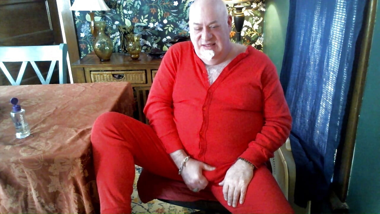Beardaddychub se masturbează și ejaculează pe cameră într-un costum de Uniune!