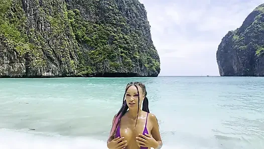 Cennet adasında mor mayolu seksi Monika Fox