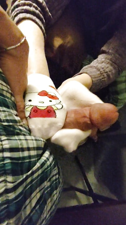 مثير الوردي مرحبا كيتي جورب وجورب Handjob