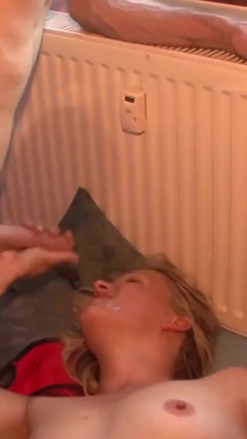 Mora se videti trenutak od "Napaljene MILF-e su jako jebane! U vruću četvorku!"
