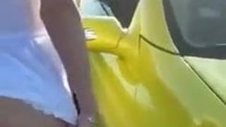 黄色い車の若い女性