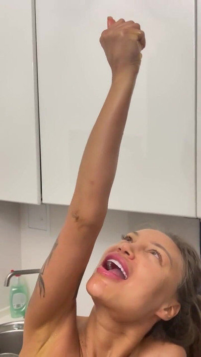 Spektakulärer moment von "nackt monika fox macht orange juice & drückt saft auf sich selbst"