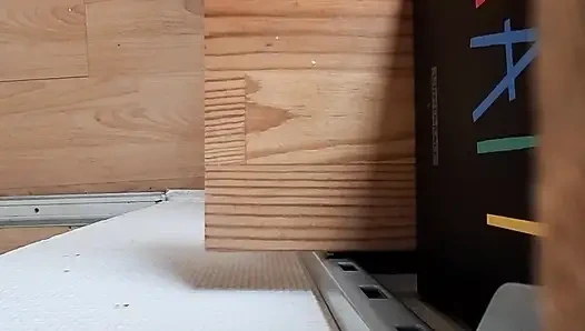 Я иду на четвереньках, покорная как шлюшка, мой рот полный его большого члена