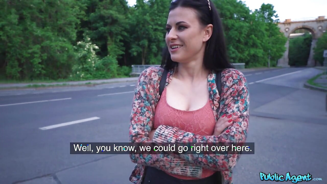 Публичный агент - темноволосая красотка Billie Star сосет хуй за деньги