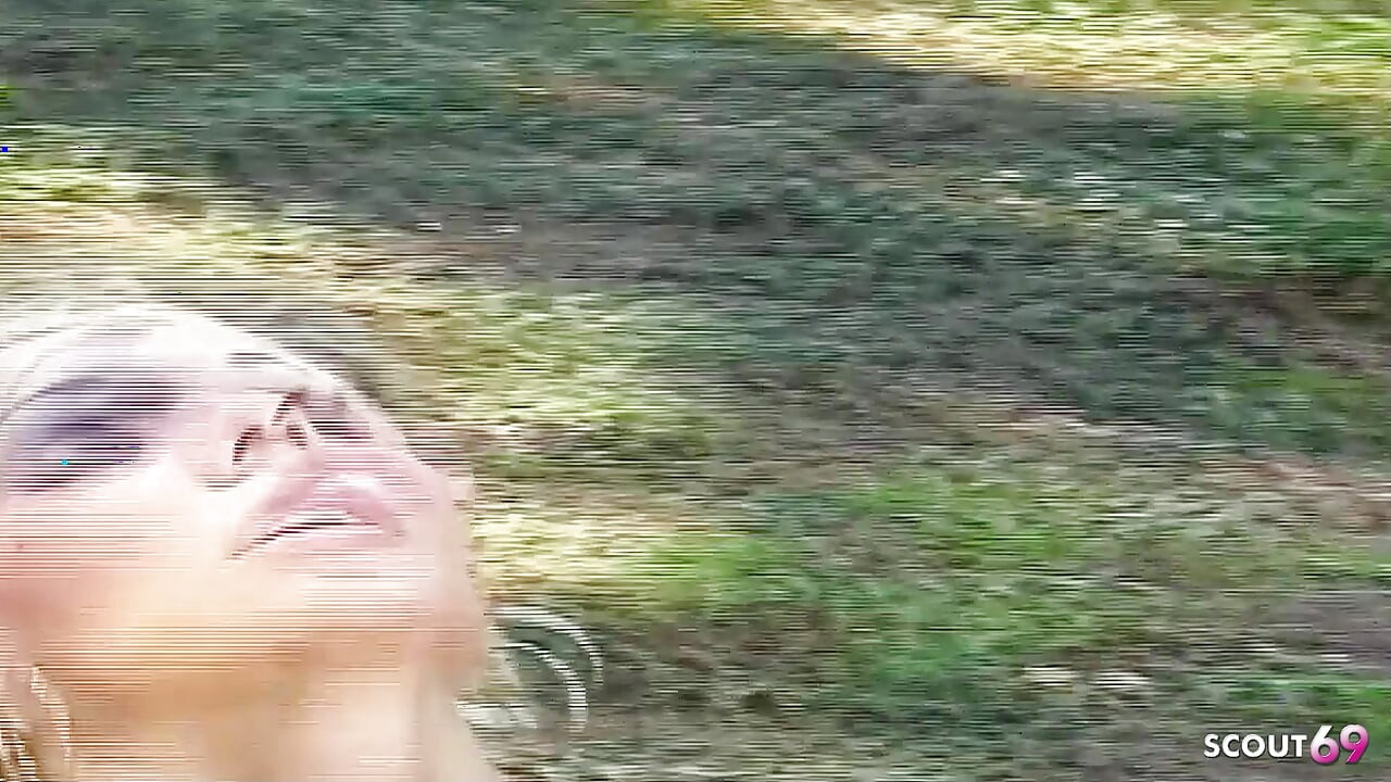 Блондинка-транс трахает латинского мужика на улице в задницу до камшота