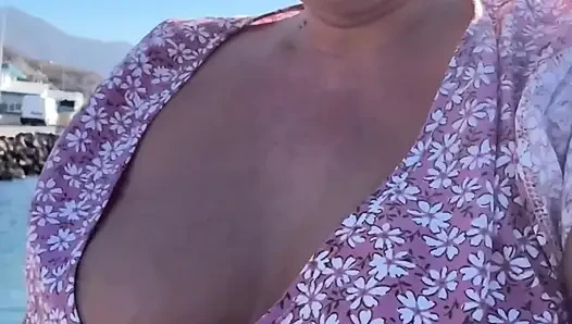 Külotsuz kız amını ve göğüslerini teşhir ediyor derleme