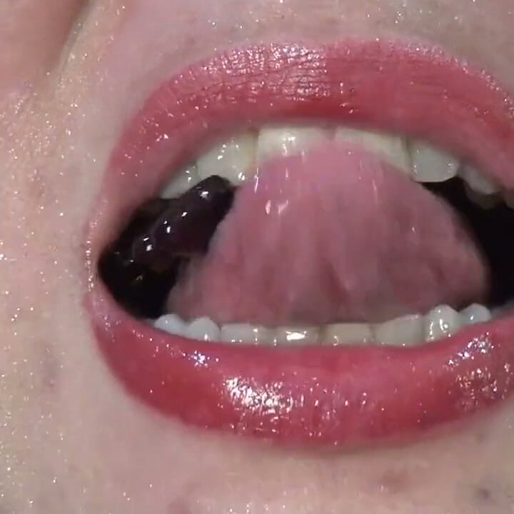 Spider-girl's Extreme Swallowing Challenge! Huge Edible Spiders