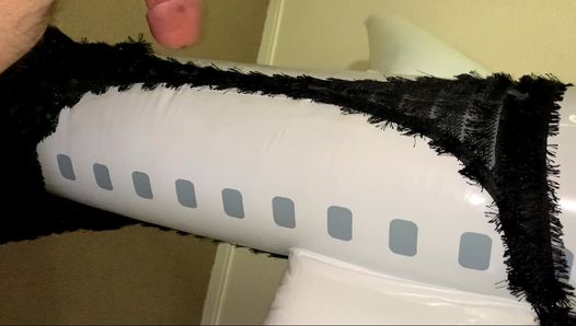 Pequeño pene se corre en un avión inflable vestido