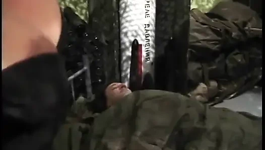 Возбужденный молодой чувак лижет и трахается с мокрой киской сексуальной милфы