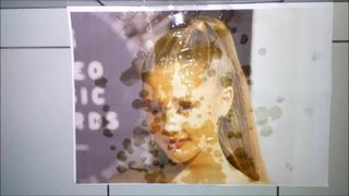 Hommage au sperme - Ariana Grande reçoit un facial