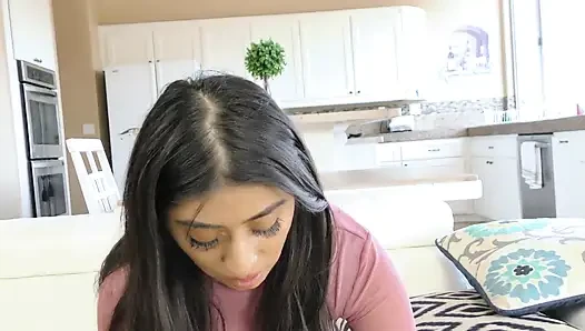Dövmeli orta yaşlı seksi kadın kıllı amcığını taşan kalın dölle besliyor