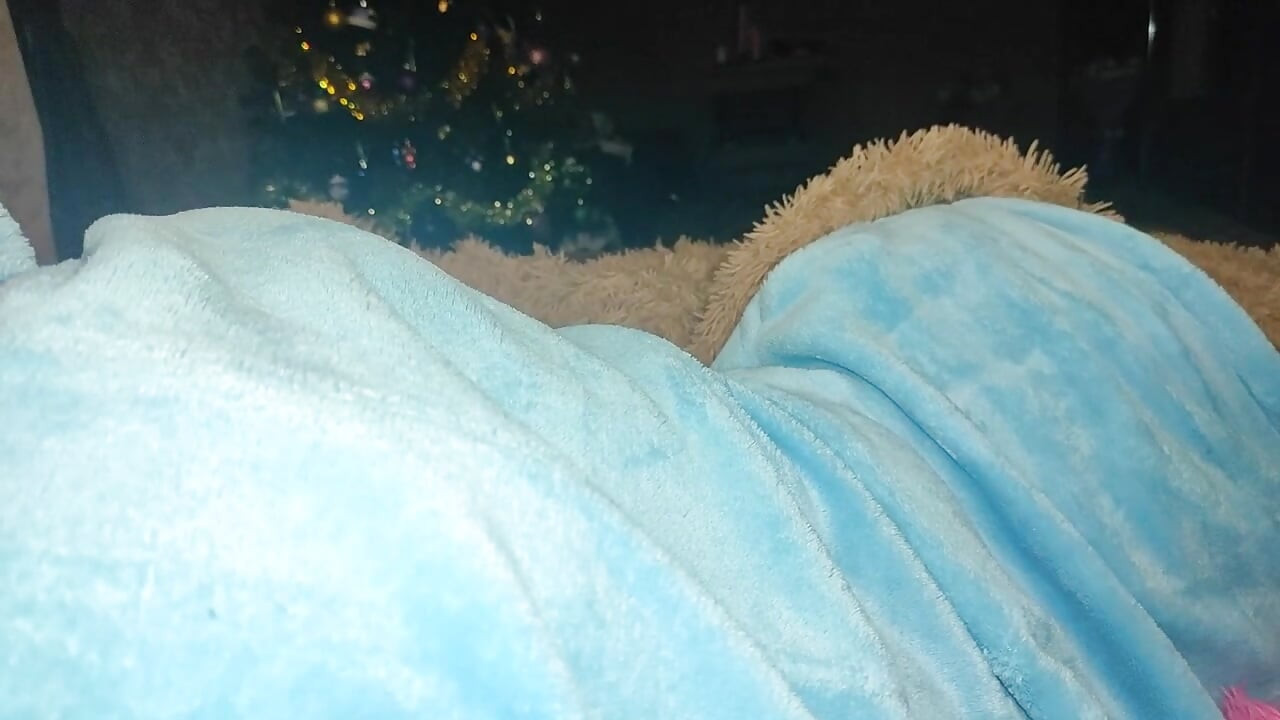 Μικρή πριγκίπισσα με πιτζάμες μονόκερου πιπώνει πούτσο!