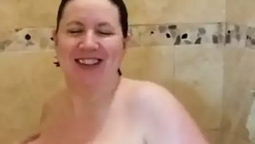 56 ans, seins énormes nus