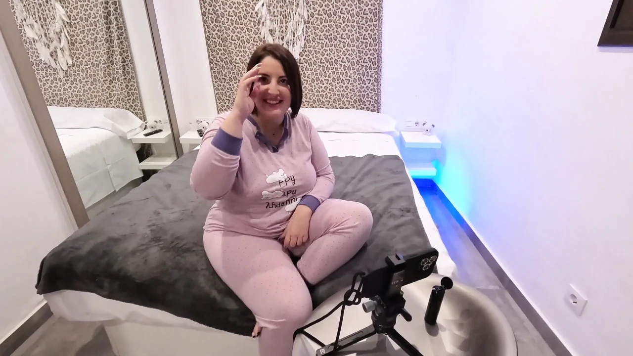 Iria Ruiz Fucks in Front of a Fan by Video Call