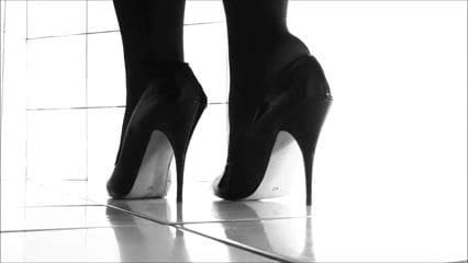 Magassarkú és magassarkú cipő