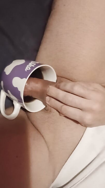 Me mojo la polla en el café caliente