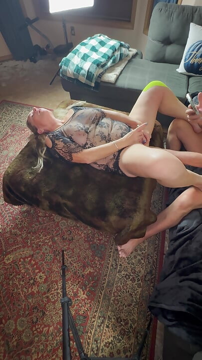 A mocskos, idős feleség többszörös orgazmusig veri a punciját, miközben apa simogatja