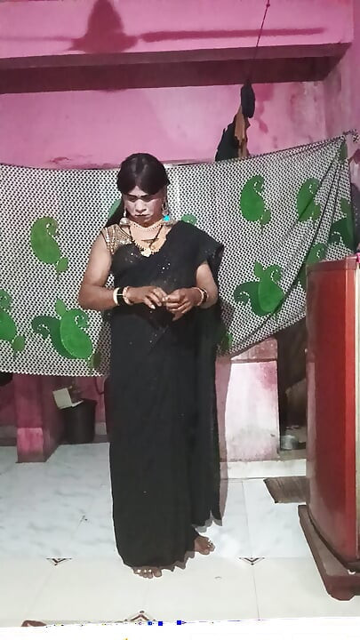 Madhuri bhabhi apni gand me do egg dalikali sari pehenkar