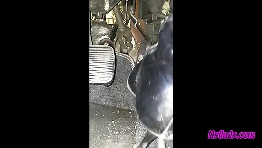 Erkek delisi yüksek topuklu çizmeler ve siyah bale daireleri içinde bravo'sunu sürüyor ve canlandırıyor