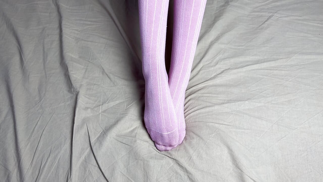 솔로 비디오에서 파란색 손톱을 가진 여주인의 손에 분홍색 양말