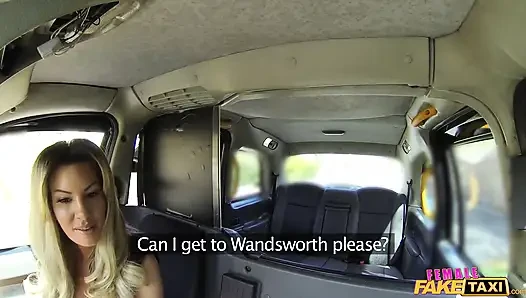 Weibliche fake taxi - tätowierter typ gibt dem fahrer eine gesichtsbesamung für einen tarif