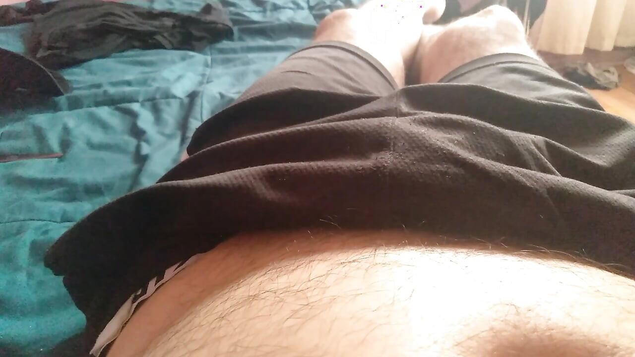 大学生が巨大なペニスを非常に速く手で動かす