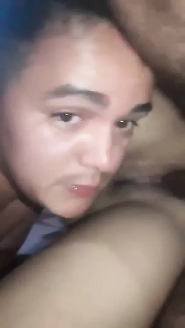戴绿帽子给他的热辣人妻口交，而黑人壮男乱搞