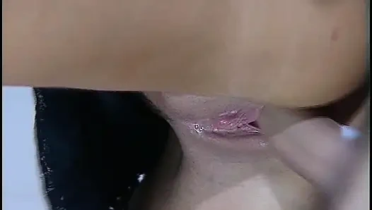 Сногсшибательная брюнетка с удивительным телом сосет член и получает шпилю