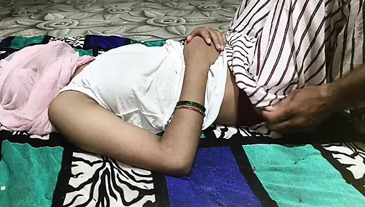 Hintli sevimli ve güzel yenge seks! Hintli üvey kız kardeşin sıkı amını her gün üvey erkek kardeşi tarafından sikiyor
