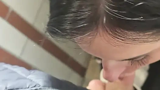 Милфу имеют в ванной в местном пабе