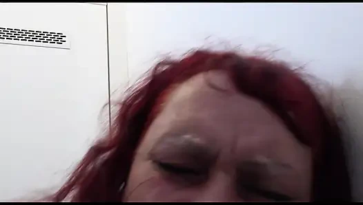 Горячая рыжая сосет твердый член, затем скачет на нем в рот с камшотом