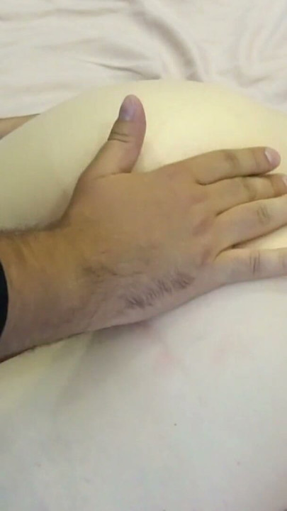 Førstegangspige med butt plug oplever dyb anal fingering og udvidelse | Klip 1
