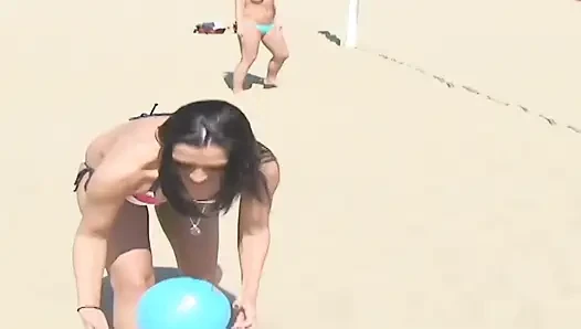 Mehrere mädchen genießen muschisaft-fling-orgie nach langem tag am strand