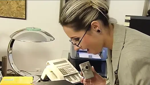 Офисные шлюшки в очках жестко трахаются