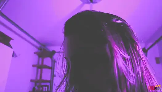 Kapana kısılmış sürtük soyunuyor ve tutsakları emiyor