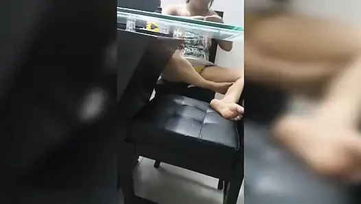 Üvey kız kardeşim için tırnaklarını yapmak için bir kit aldım ve çok mutlu ama ona bana porno videosu çekerek bana ödemesini söyledim