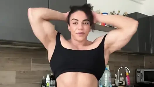 Bu yaştaki bir anne için son derece büyük kaslar