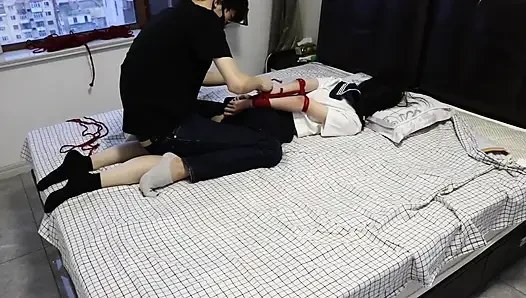 Kaus kaki hitam dan kaki telanjang versus kaus kaki putih, bersama dengan tersumbat dan tali terikat.