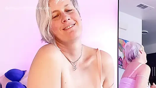 Mami hilft, den besten bh herauszupicken, während sie mir sagt, wie ich mich berührt und wichsanleitung abspritzt