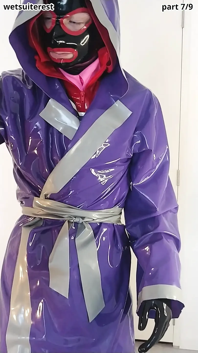 Att sätta på latex saint prästrock och gummikappa över skolflicka sjöman uniform, lager