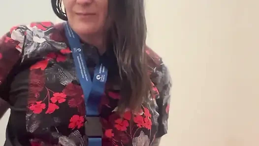 Yaramaz hemşire umumi tuvalette fışkırtıyor