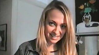 Тайно сняли на видео Zdenka, застенчивую и покорную девушку, которая любит мастурбировать и вылизать
