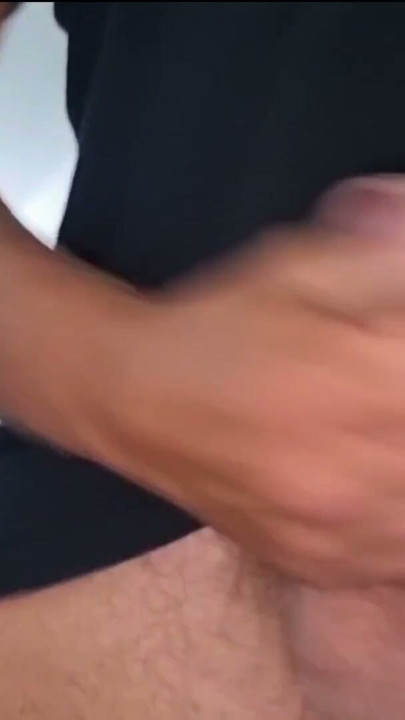 MIROASE-L ȘI SUGĂ-L | COCK URIAȘ CU SPERMĂ - HANDJOB ȘI GEMETE | Clip 1