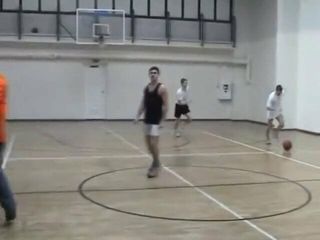 Sexy Typen spielen Basketball jbak p