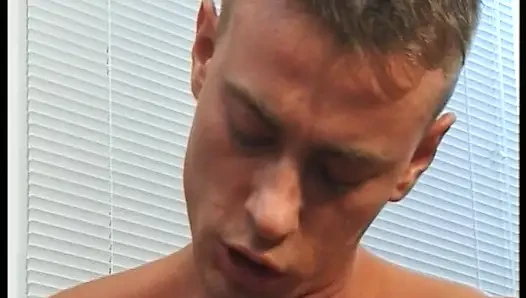 Superbe deutsche hure in hartem anal-dreier zerstört