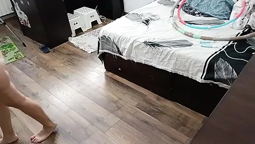 Seksi evli kadın evde çıplak egzersiz yapıyor.