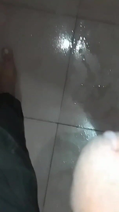 来自“德西学校男孩做新风格的处理，以获得在她手中的操逼测试”的迷人时刻